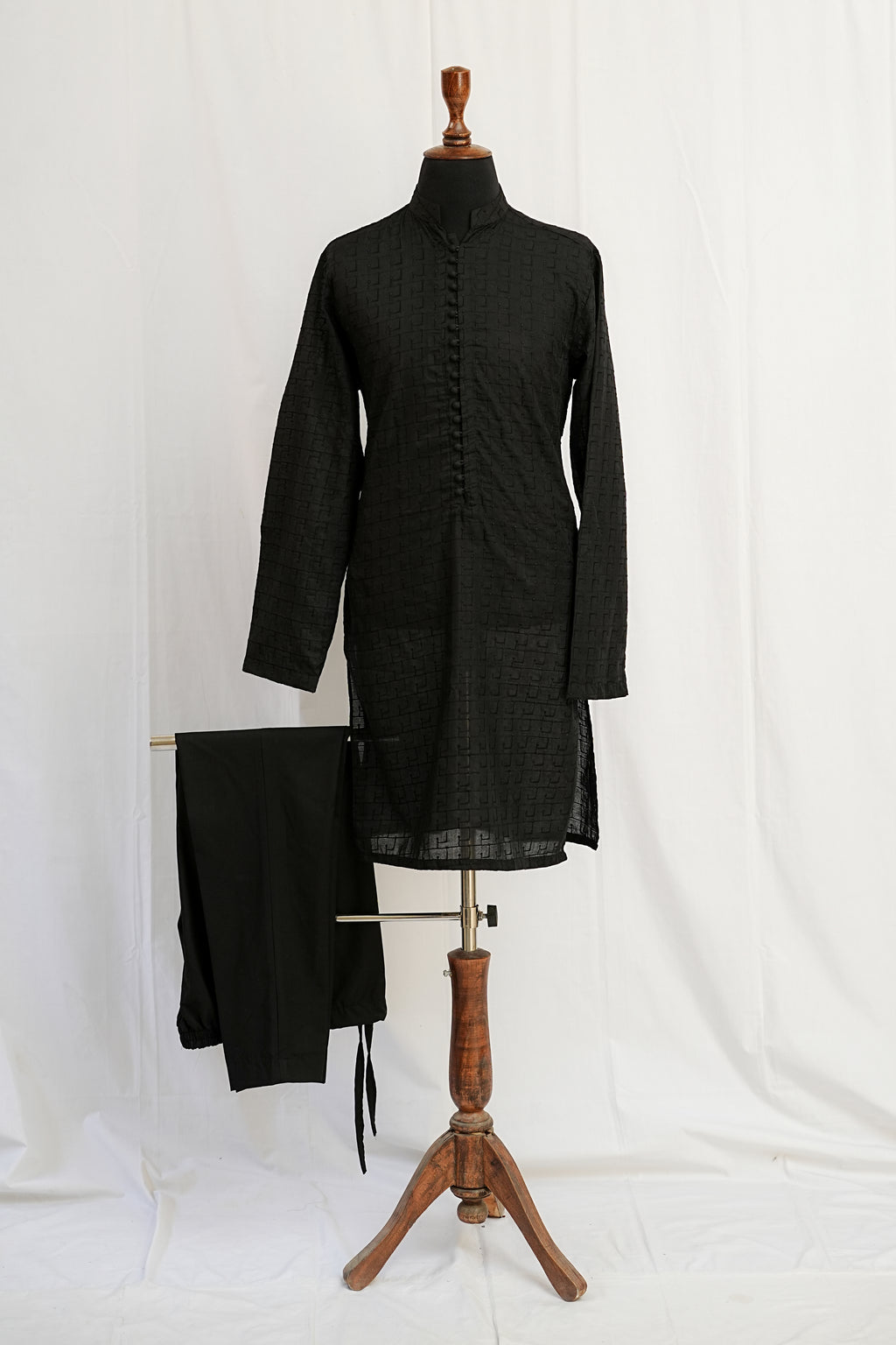 BLACK EMBROIDERED KURTA TROUSER